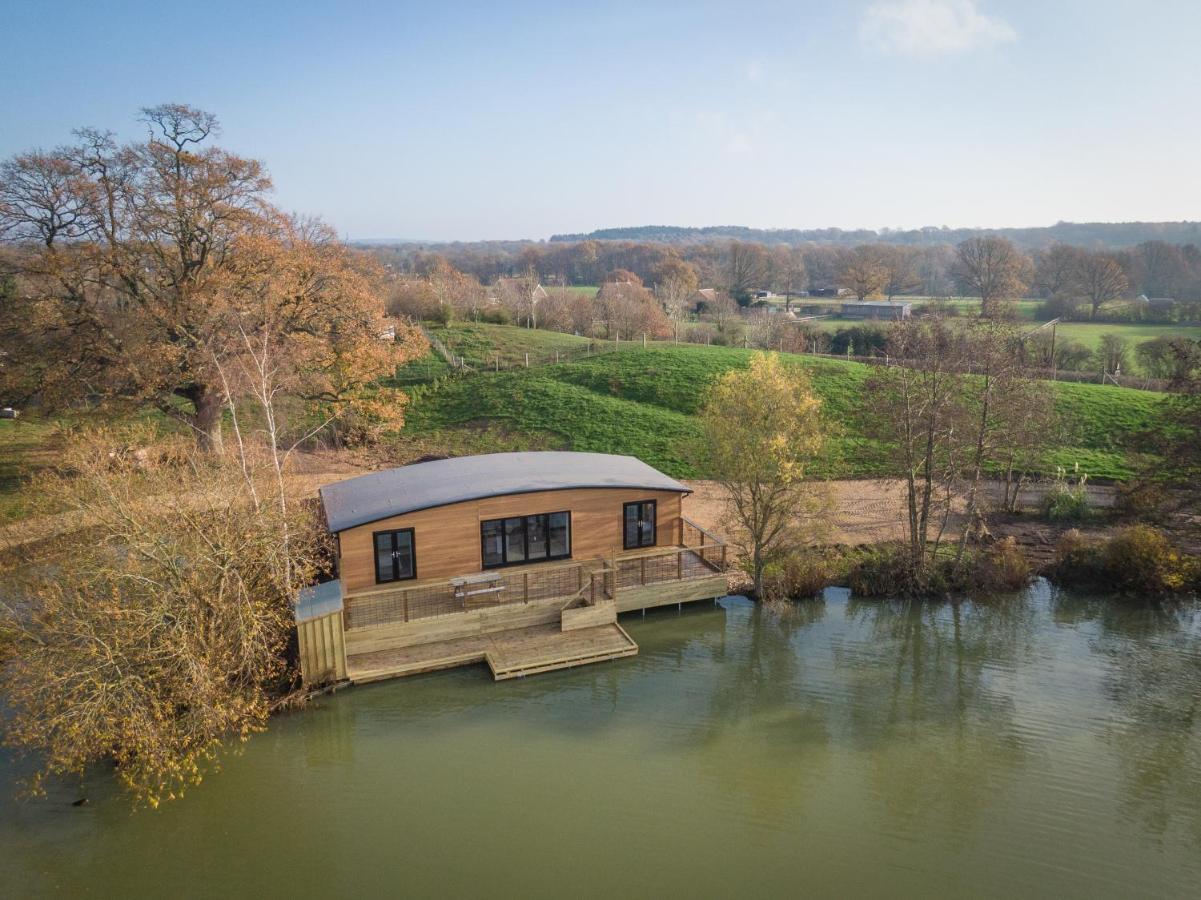 Hotel Sumners Ponds Fishery & Campsite Horsham Exterior foto