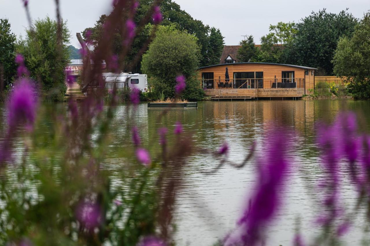 Hotel Sumners Ponds Fishery & Campsite Horsham Exterior foto