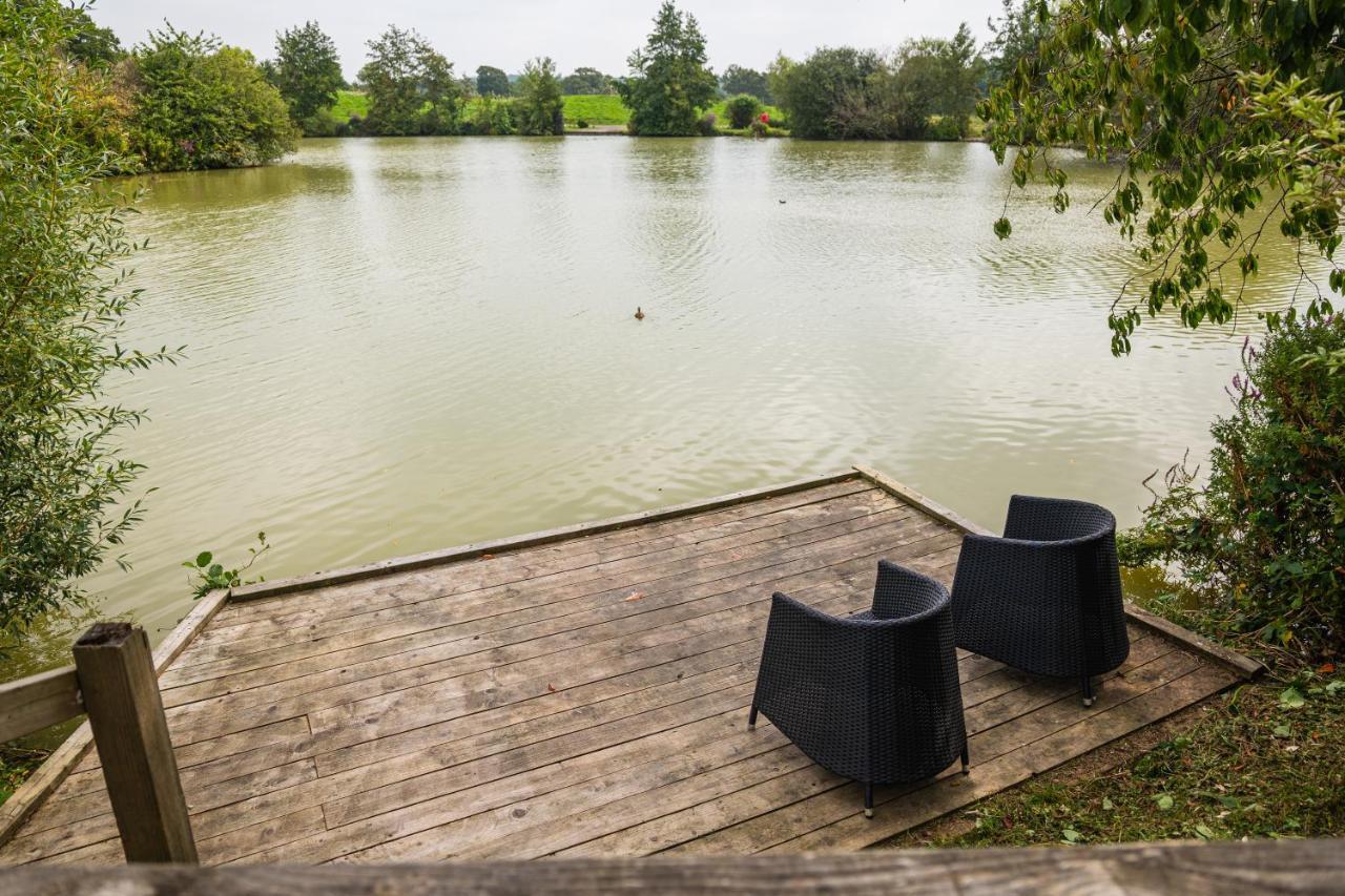 Hotel Sumners Ponds Fishery & Campsite Horsham Exterior foto