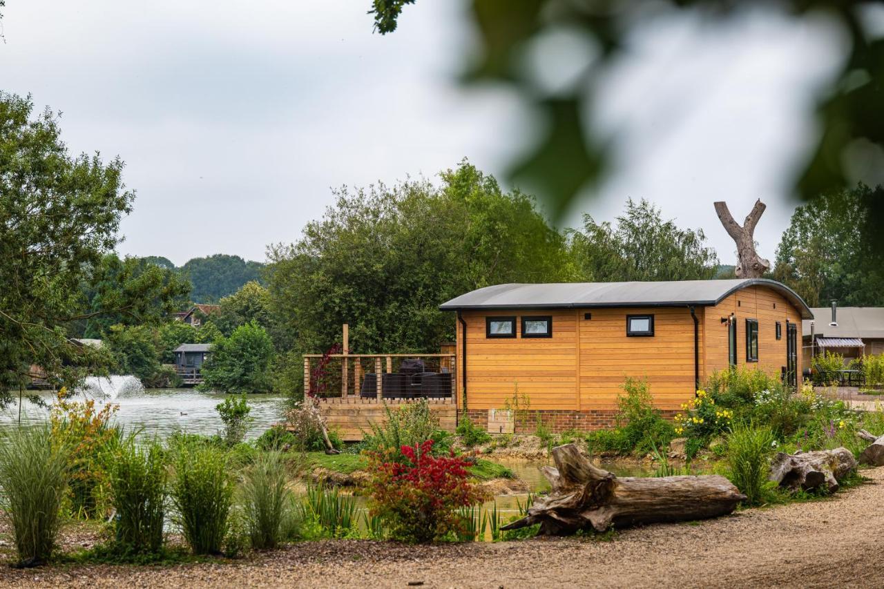 Hotel Sumners Ponds Fishery & Campsite Horsham Exterior foto