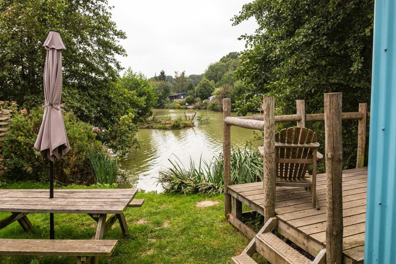 Hotel Sumners Ponds Fishery & Campsite Horsham Exterior foto