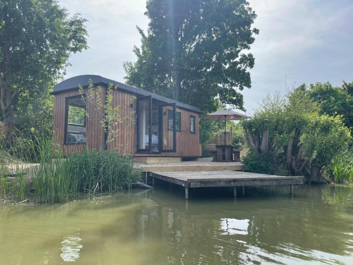 Hotel Sumners Ponds Fishery & Campsite Horsham Exterior foto